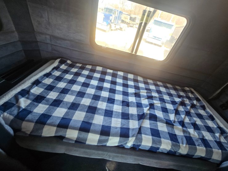 1996-peterbilt-377-image-73