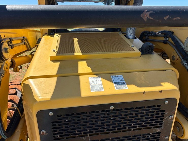 2008-deere-332-image-30