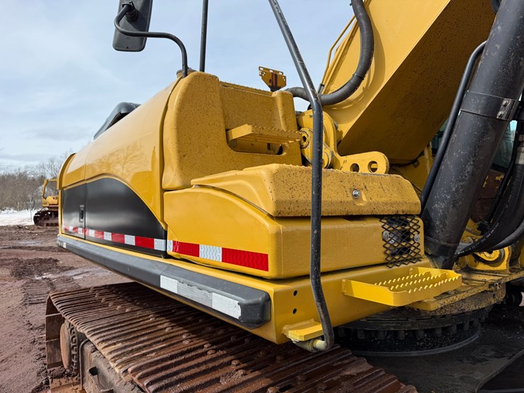 caterpillar-330d-image-36