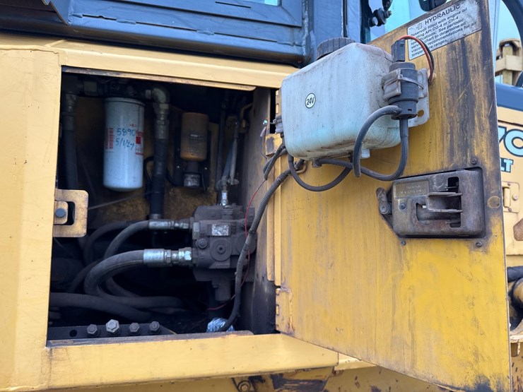 2005-deere-700j-xlt-image-43