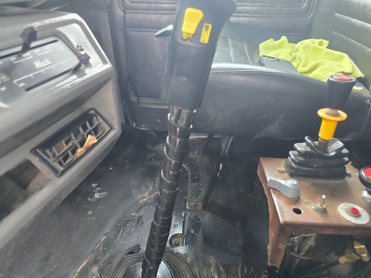 2003-mack-rd688s-image-104