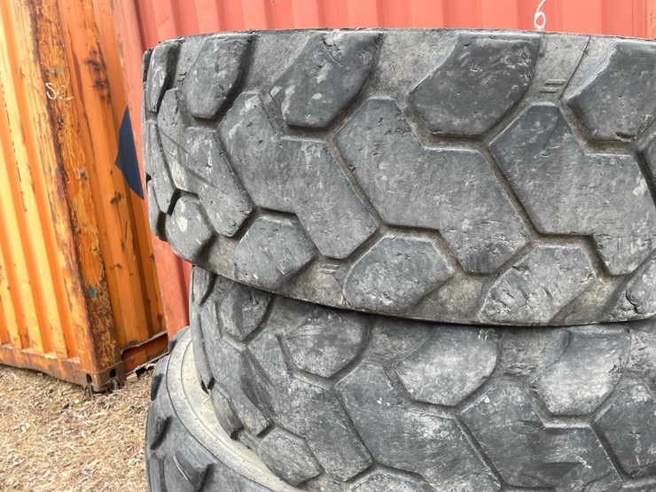 #7541-•-set-of-(4)-firestone-brand-telehandler-tires-on-rims-image-8