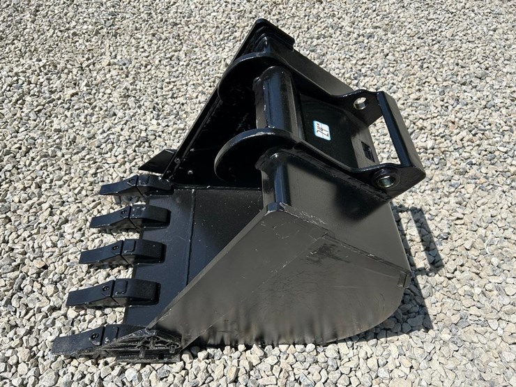 24"-x-change-bucket-for-a-bobcat-excavator-image-8