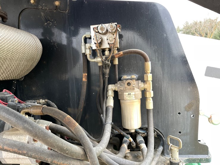 2016-jlg-400s-image-55