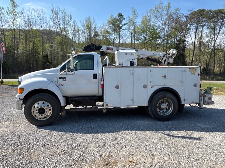 2004-ford-f750-image-1