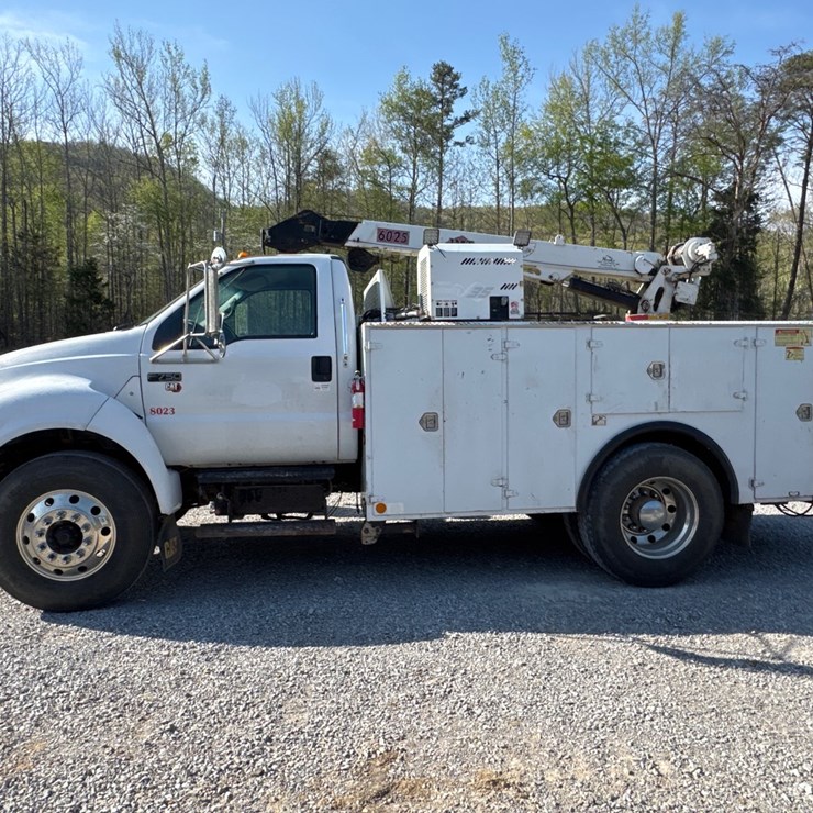 2004 FORD F750
