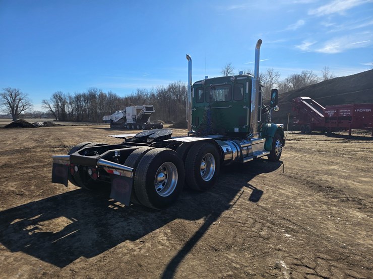 2019-peterbilt-567-image-15