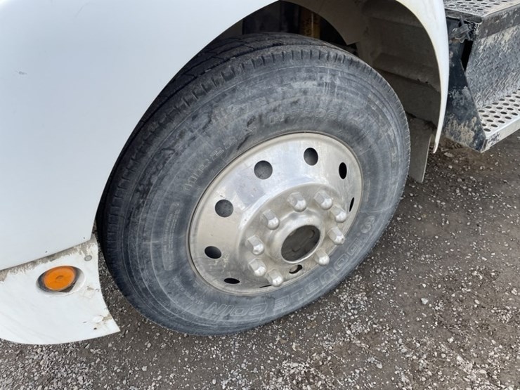 2004-kenworth-t300-image-9