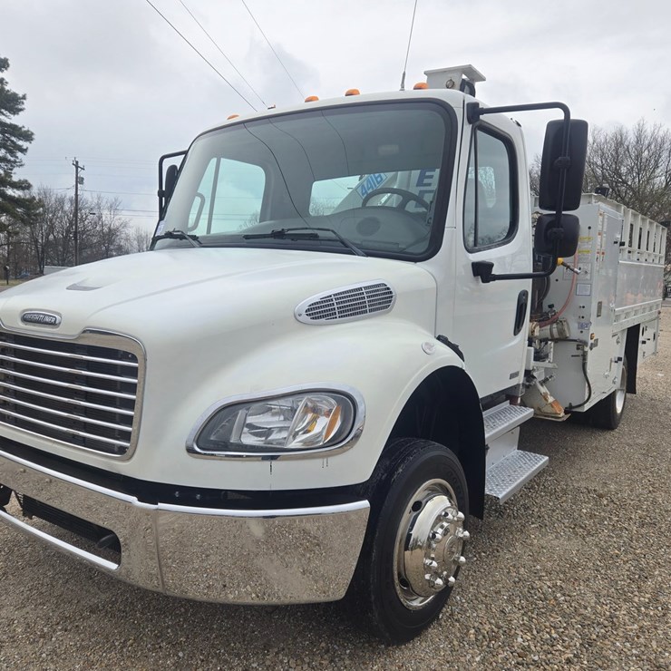 2010 FREIGHTLINER M2 106