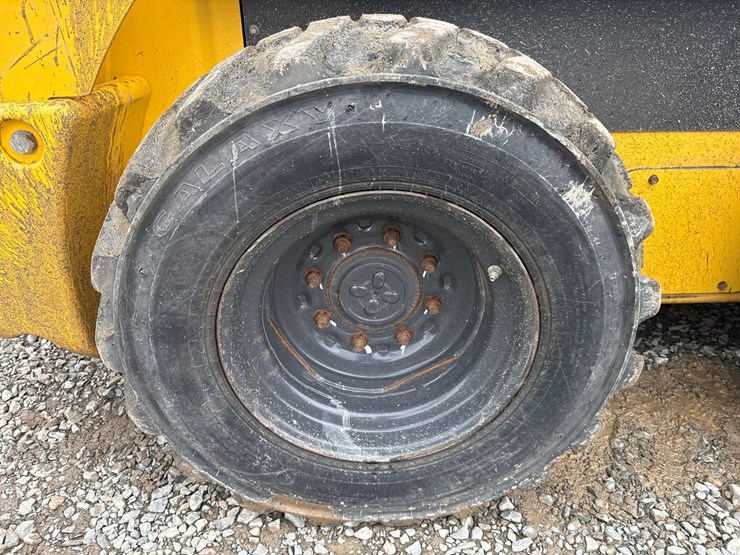 new-holland-l320-image-43