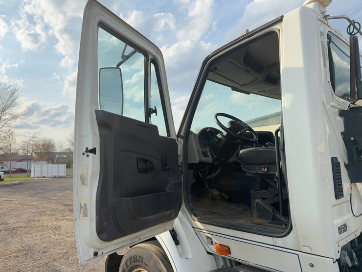 2015-international-8600-image-22