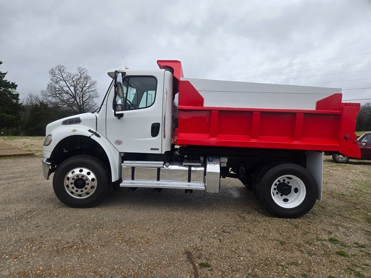 2012-freightliner-m2-106-image-7