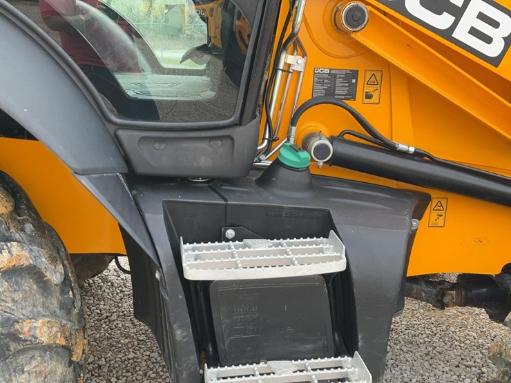 2023-jcb-3cx-image-41