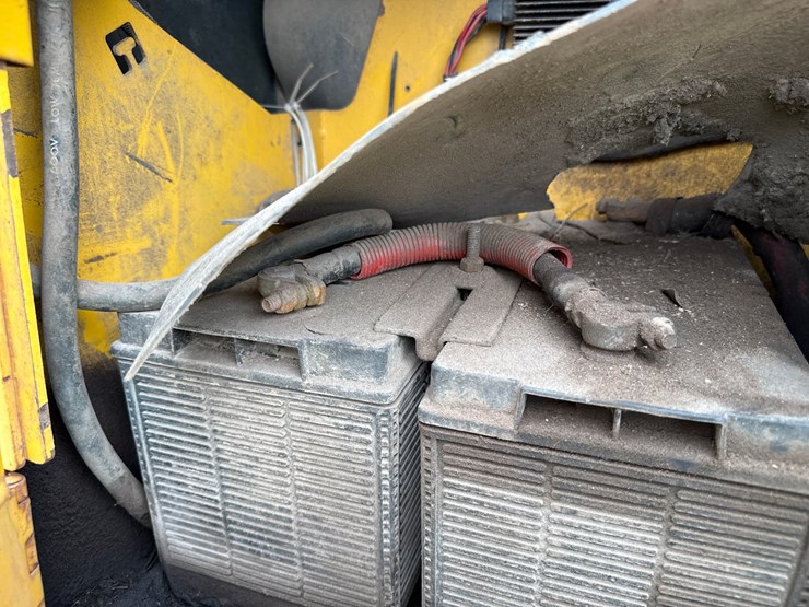 2005-deere-700j-xlt-image-21