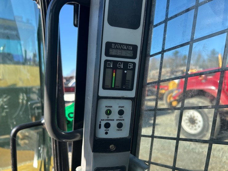 new-holland-l216-image-51