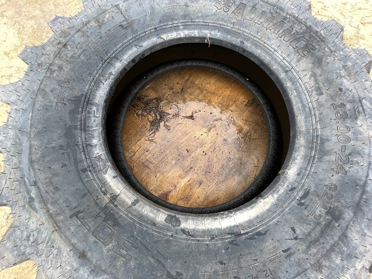 #7543-•-alliance-brand-telehandler-tire-image-5