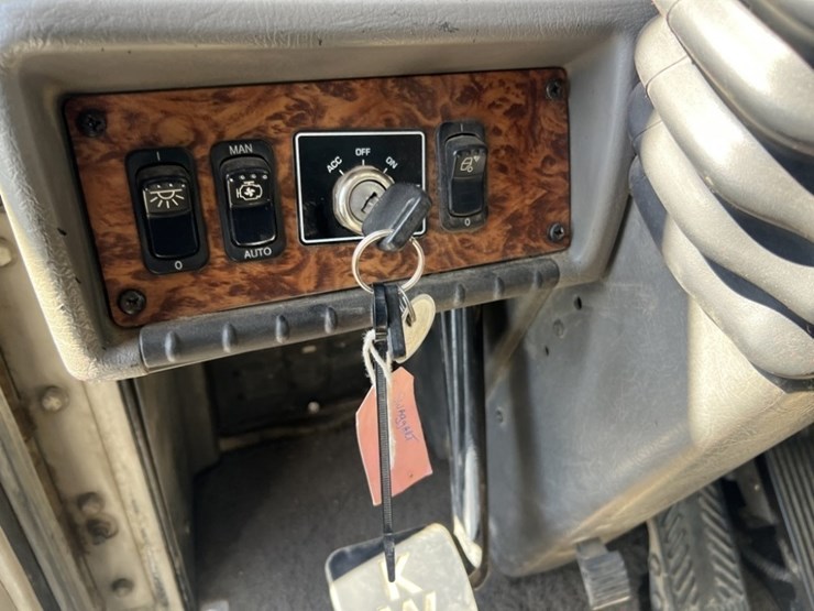 2002-kenworth-w900-image-28