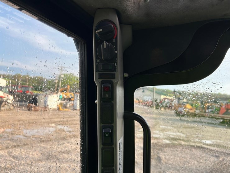 2017-new-holland-l218-image-22