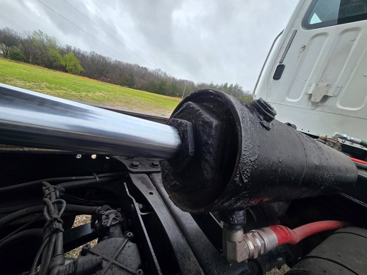 2012-freightliner-m2-106-image-52