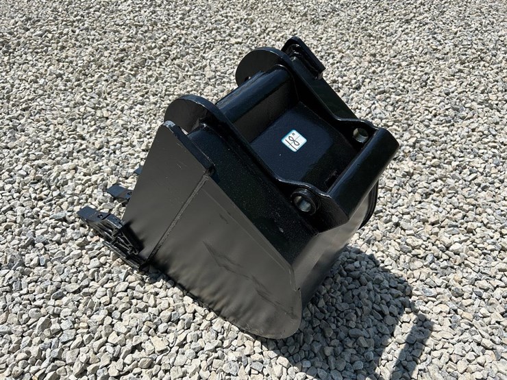 18"-x-change-bucket-for-a-bobcat-excavator-image-7