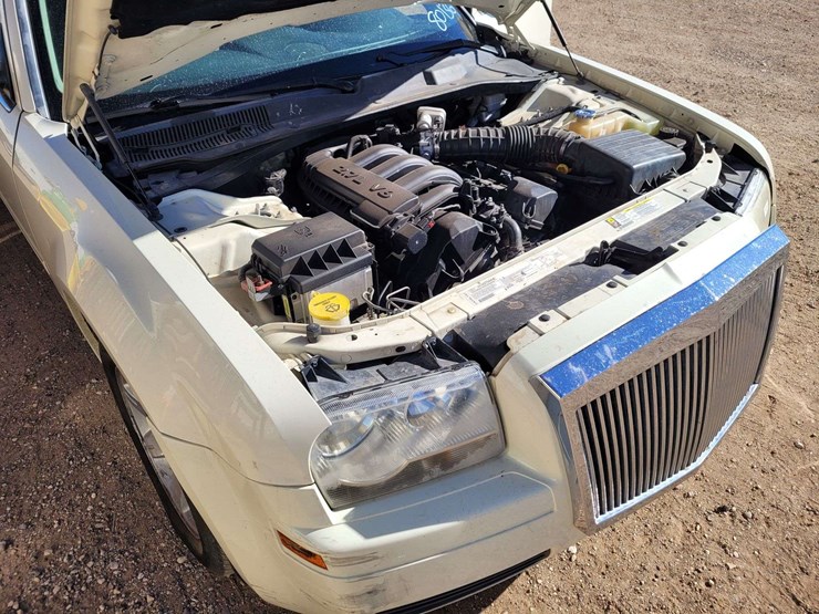 2007-chrysler-300-sedan-4d-image-16