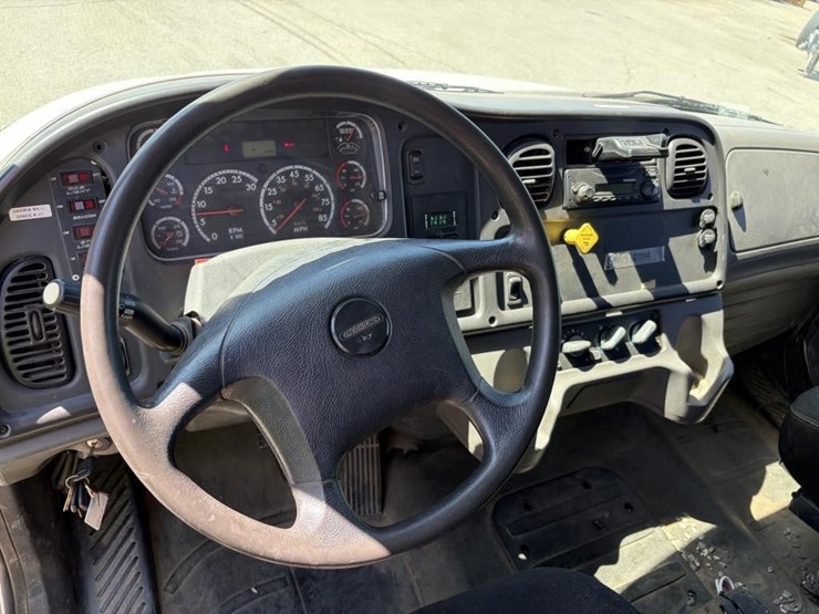 2012-freightliner-m2-106-image-13