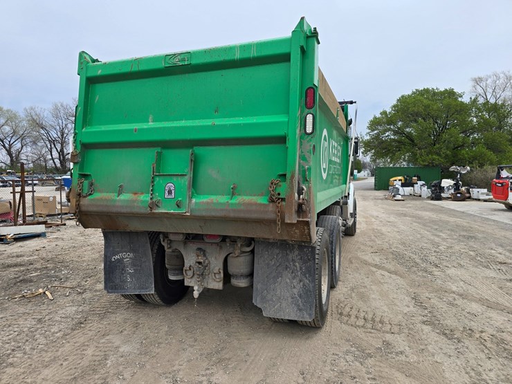 2017-peterbilt-348-image-12