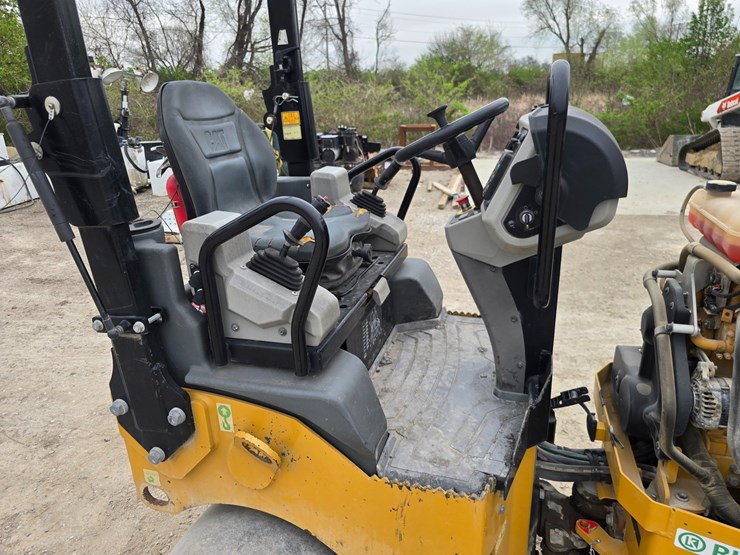 2018-caterpillar-cc24b-image-33