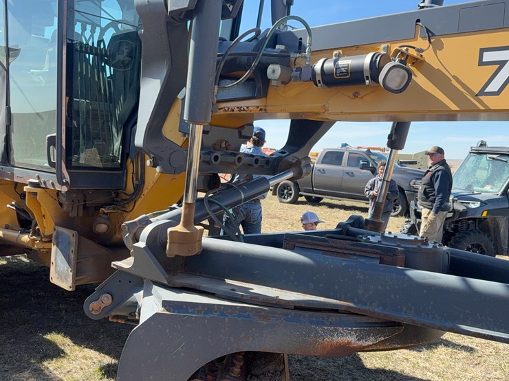 2018-deere-772g-image-35