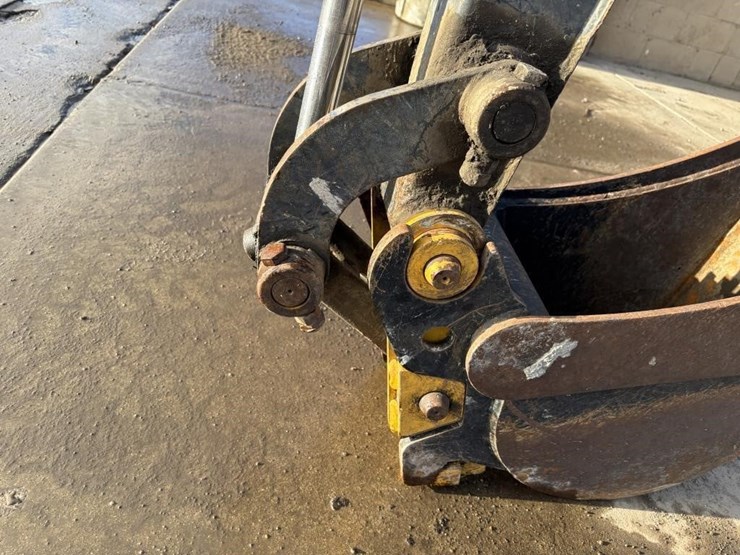 2006-deere-27d-image-12