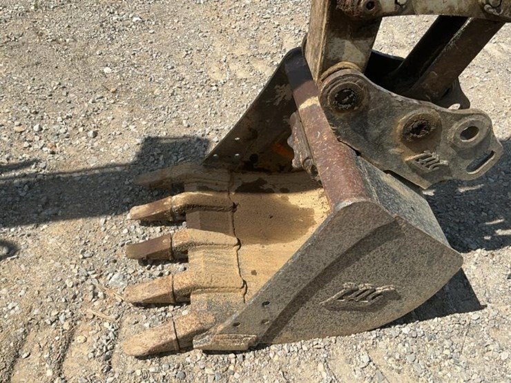 2017-takeuchi-tb240-image-35