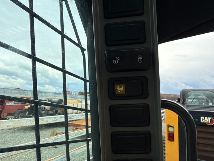 new-holland-l320-image-34