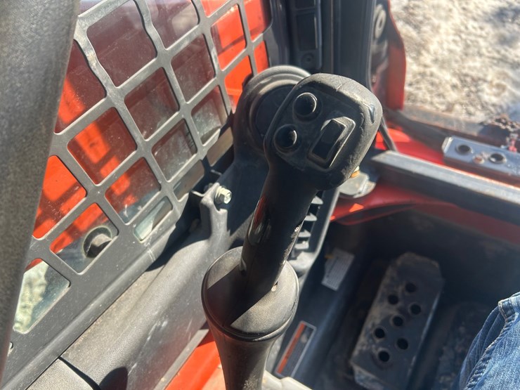 2018-kubota-ssv75-image-39