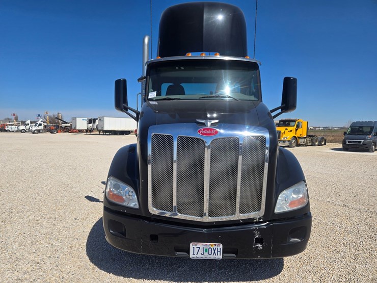 2016-peterbilt-579-image-25