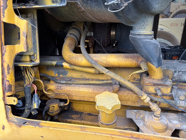 2005-deere-700j-xlt-image-23