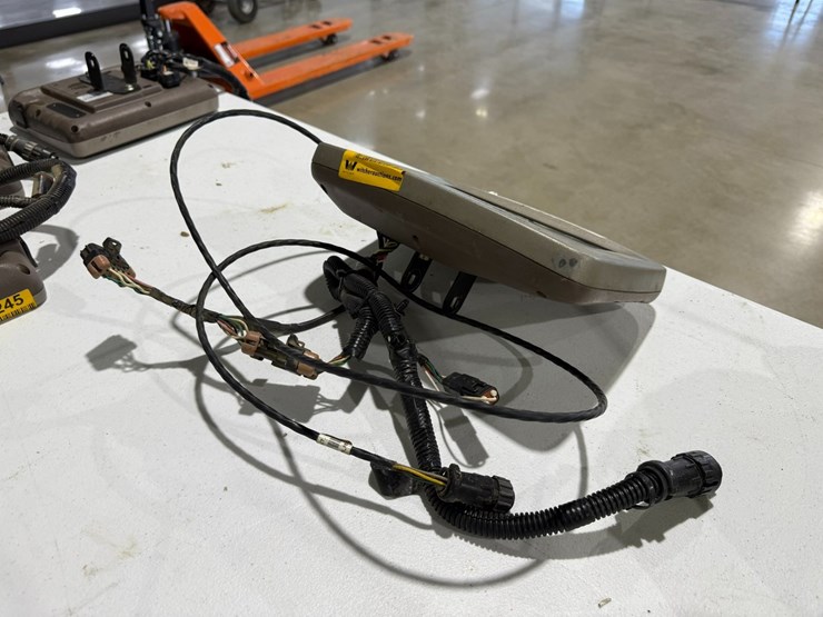 #45247-•-john-deere-pf81885-display-image-3