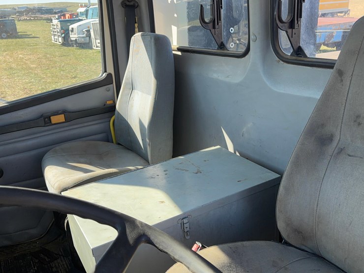 2000-freightliner-fl60-image-26