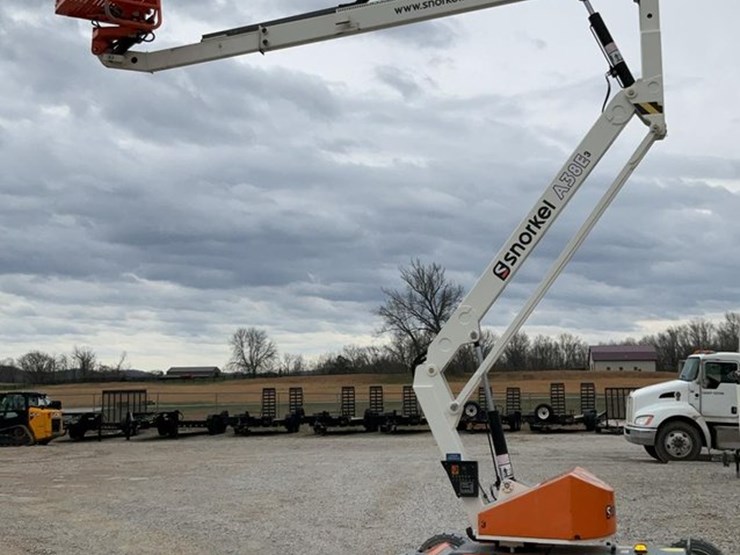 #310-•-2019-snorkel-38'-articulating-lift-image-8