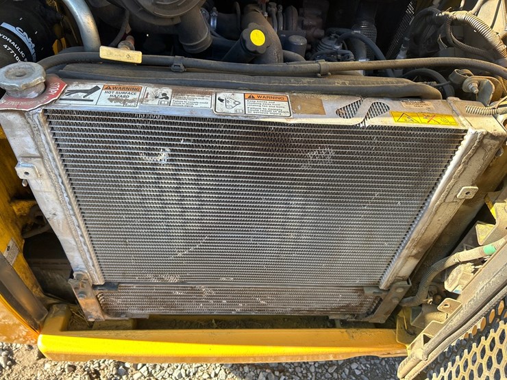 new-holland-l216-image-44