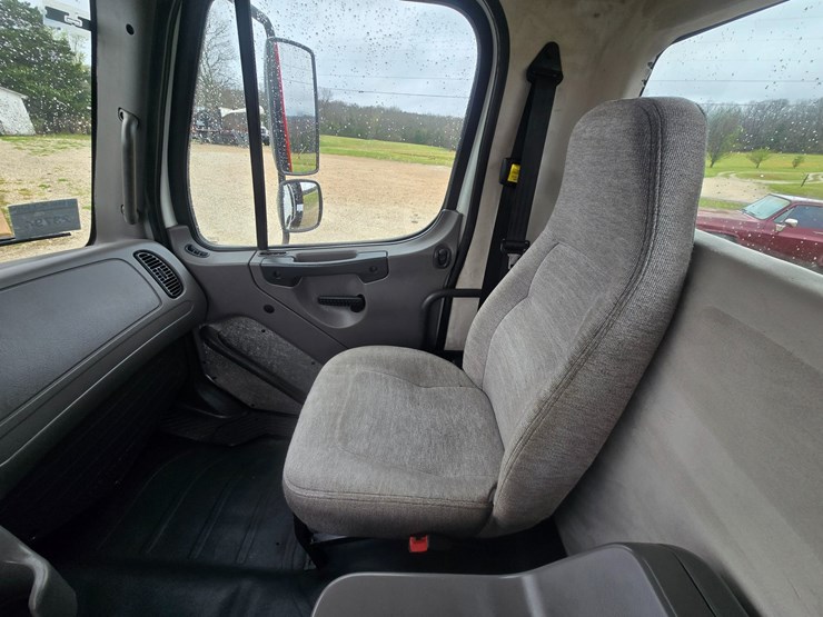 2012-freightliner-m2-106-image-72