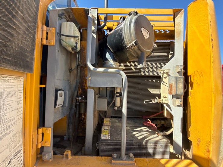 2009-deere-225-lc-image-51