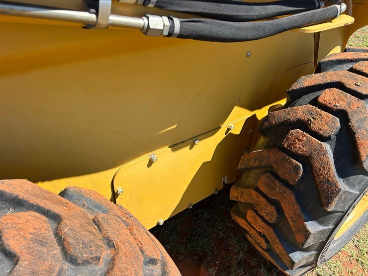 2008-deere-332-image-12