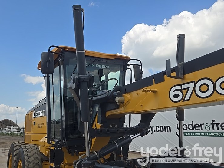 2019-deere-670g-image-40