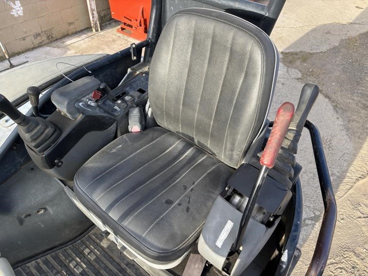 2006-deere-27d-image-21