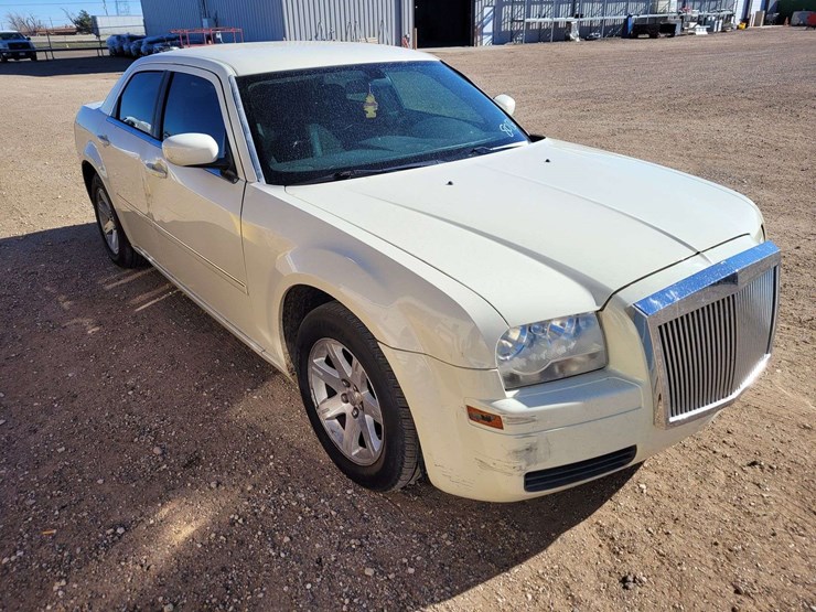 2007-chrysler-300-sedan-4d-image-2