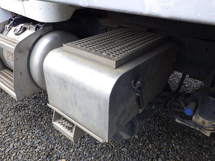 2010-peterbilt-337-image-21