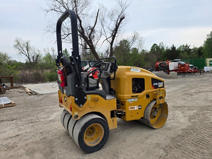 2018-caterpillar-cc24b-image-11