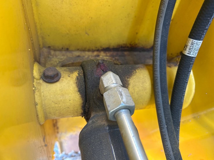 new-holland-l216-image-35