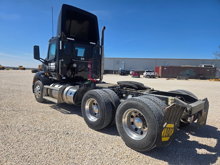 2016-peterbilt-579-image-10