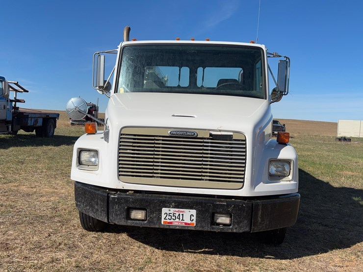 2000-freightliner-fl60-image-3